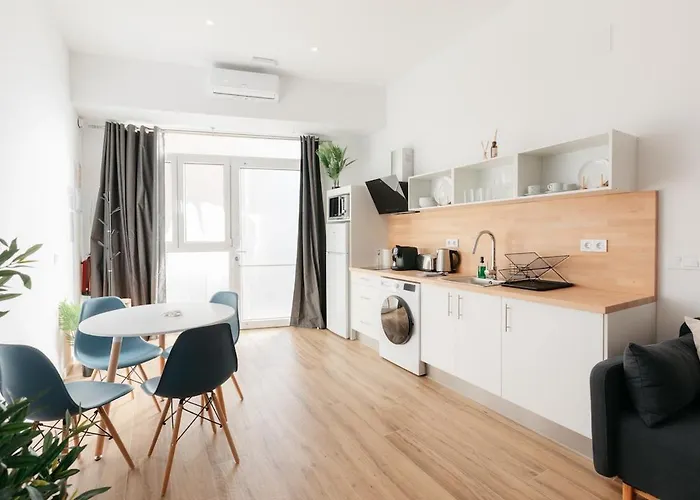 Stylish With Easy Access To Valencias דירה *